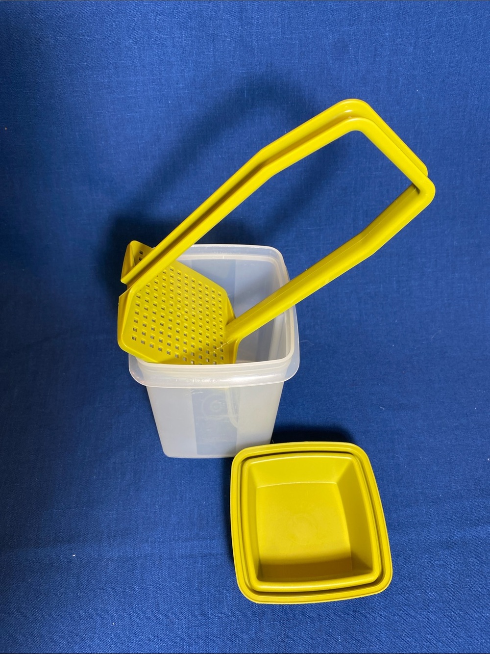 Tupperware Vintage Pickle Storage Container with Handy Pickle-lifter - Picture 5 of 11